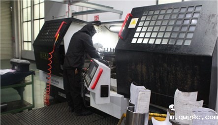 寒潮来袭 qwgsc车间工人不惧寒冷坚守一线