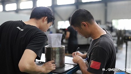 三伏天高温下努力工作的qwgsc人最美